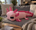 Peluche Axolotl Minecraft rose 30 cm sur un canapé